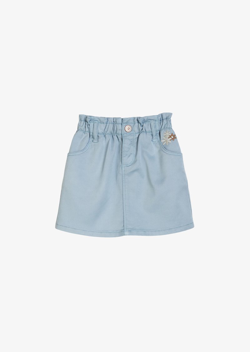 Hellblauer Jeansrock mit elastischem Bund, frontaler Knopfverschluss, zwei Taschen und floralem Stickereibesatz auf der rechten Tasche.