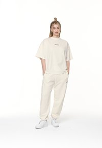Pegador ARENDAL LOGO HEAVY OVERSIZED TEE - Marškinėliai su spaudiniu - washed coconut milk/black