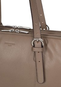 Grijze leren handtas met twee ritscompartimenten, verstelbare schouderband en hardware in zilverkleur. Beschikt over een gestructureerd oppervlak en logo-detail.