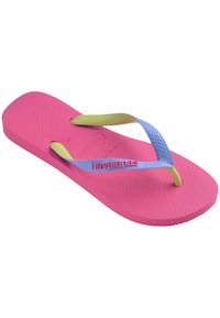 Rožiniai guminiai šlepetės su tekstūruotu padu, geltonais diržais ir šviesiai mėlynomis detalėmis. Prekės ženklas "havaianas" atspausdintas ant pado.