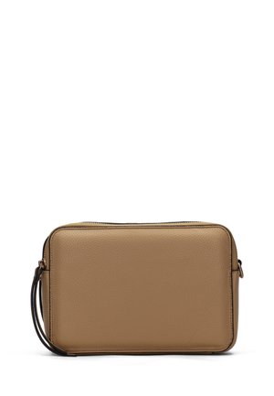 Sac rectangulaire en cuir brun avec une surface texturée, fermeture éclair et bandoulière amovible. Design minimaliste sans quincaillerie visible.