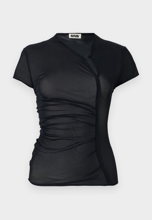 Čierne tričko s krátkym rukávom vyrobené z priehľadnej tkaniny s prekrývajúcim dizajnom, so zhromaždenou textúrou po stranách a gombíkovým zapínaním pri krku.