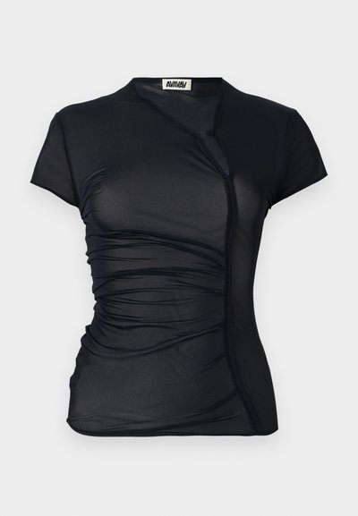 Čierne tričko s krátkym rukávom vyrobené z priehľadnej tkaniny s prekrývajúcim dizajnom, so zhromaždenou textúrou po stranách a gombíkovým zapínaním pri krku.