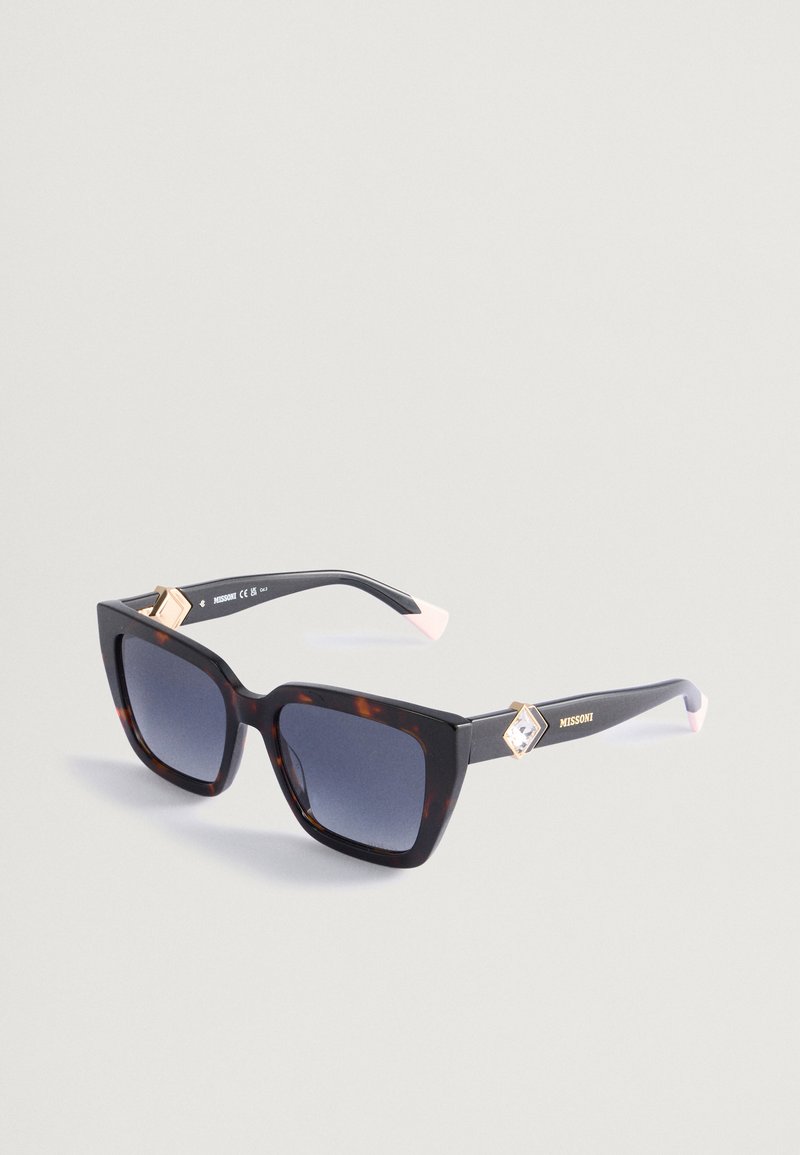 Aurinkolasit, joissa on kilpikonnakuosiset kehykset, neliönmuotoiset linssit, kultaiset yksityiskohdat sekä vaaleanpunaiset päät mustissa varsissa. Gradientti tummat linssit.