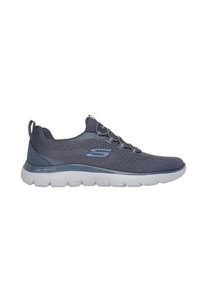 Zapatilla deportiva gris con parte superior de malla transpirable, diseño de cordones y suela ligera. Presenta una entresuela blanca y sutiles acentos azules.