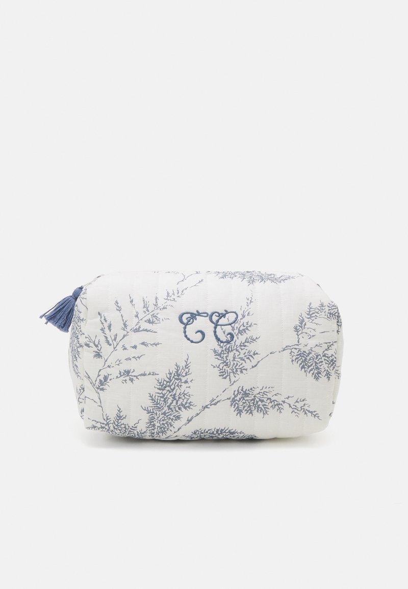 Baltas kosmetikos maišelis su mėlynu augalų raštu, su pūkuota detalė ir išsiuvinėtomis inicialais. Stačiakampio formos su užtrauktuko uždarymu.