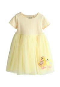 Gul klänning med korta ärmar, ribbad överdel och flerlagers tyllkjol. Har broderade ankor på nedersta högra sidan. Prickar på tyllen.