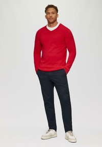 s.Oliver MIT LOGO-STICKEREI - Strickpullover - himbeere