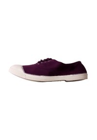 Lilla lærreds sneakers med hvid gummitå og s�ål, der har et lavprofil design og seks øjer til snørebånd.