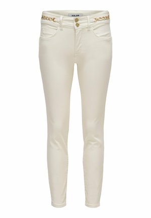 Pantalones ajustados para mujer en color blanco roto con bolsillos delanteros, cierre de doble botón y un cinturón decorativo con cadena dorada.