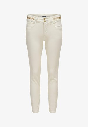 Pantalon pour femme ajusté blanc cassé avec poches avant, fermeture à double bouton et ceinture décorative avec chaîne dorée.