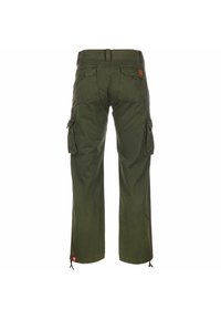 Pantalon cargo vert olive avec poches à rabat à l’arrière, poches cargo latérales et cordons ajustables aux poignets.