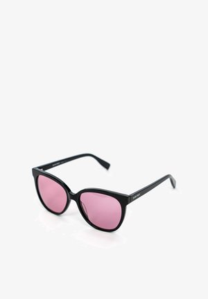 Czarne okulary typu cat-eye z różowymi soczewkami, gładka plastikowa oprawka i smukłe zauszniki. Logo na jednej z zauszników, nowoczesny i odważny design.