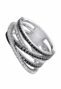 Anillo de plata con hilos entrelazados que presentan piedras preciosas negras y transparentes, mostrando un diseño texturizado y secciones de banda abiertas.