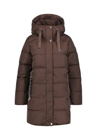 Abrigo de invierno acolchado marrón con capucha, botones a presión en la parte delantera, cuerdas ajustables y bolsillos con cremallera que presentan accesorios de llavero decorativos.