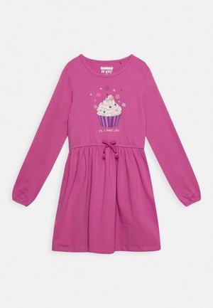 Robe à manches longues magenta pour fille avec imprimé cupcake et texte "C'est une vie sucrée !", dotée d'une ceinture à la taille et d'une jupe froncée.