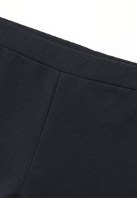 Tissu extensible bleu marine foncé avec une texture lisse, présentant une large taille et une coupe propre et simple. Pas de motifs ni de matériel visibles.