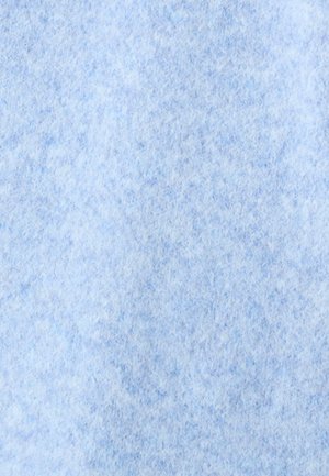 Tela de fieltro azul claro con una superficie suave y texturada, que presenta un sutil patrón y una distribución de color uniforme. Ideal para manualidades y tapicería.