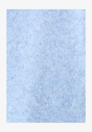 Tela de fieltro azul claro con una superficie suave y texturada, que presenta un sutil patrón y una distribución de color uniforme. Ideal para manualidades y tapicería.