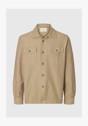 Bež ženski sako dugih rukava s kragnom, prednjim dugmadi, dva džepa na prsima s dugmadi na preklopu i rukavima s manžetama.