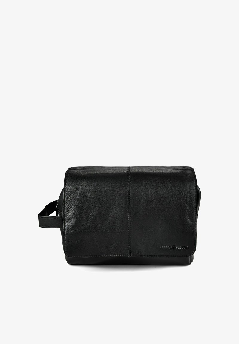 Trousse de toilette en cuir noir avec compartiment principal zippé et poignée latérale, présentant une texture lisse et un embossage subtil de la marque.