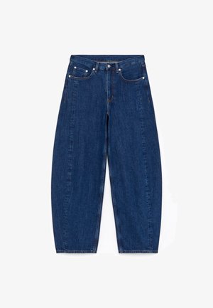 Granatowe dżinsy o szerokich nogawkach i wysokim stanie, z pięcioma kieszeniami i srebrnymi detalami. Charakteryzują się widocznymi szwami i gładką teksturą.