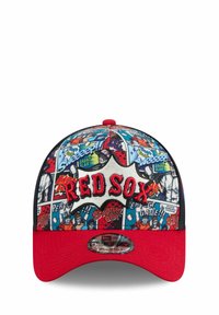 Cappellino da baseball con un design colorato in stile fumetto e visiera rossa. Presenta "RED SOX" ricamato in grassetto su uno sfondo bianco. Taglia regolabile.