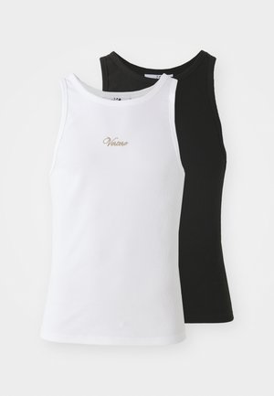 Bijele i crne majice bez rukava s rebrastom teksturom. Bijela majica sadrži zlatnu vezu s riječju "Vetore."