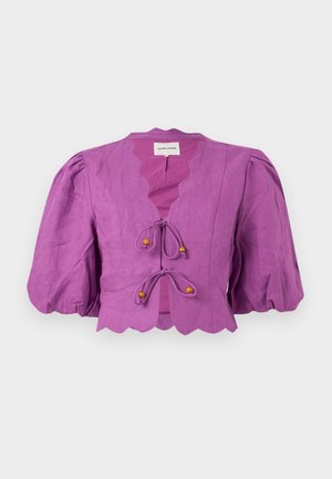 Blouse courte violette avec manches bouffantes, bords festonnés et deux fermetures à nouer à l'avant avec des accents de perles en bois.