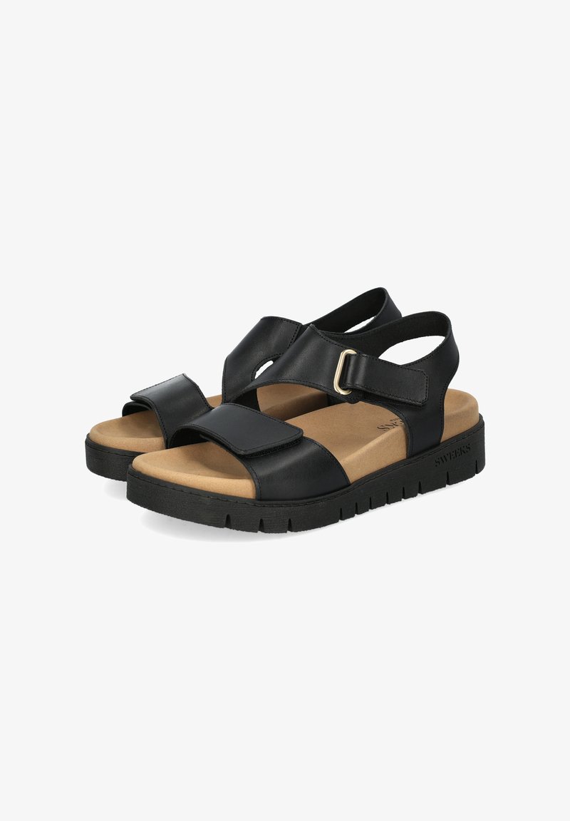 Zwarte sandalen van leer, met een verstelbare strap met een gesp, een gepolst voetbed en een gedetailleerde rubberen zool.