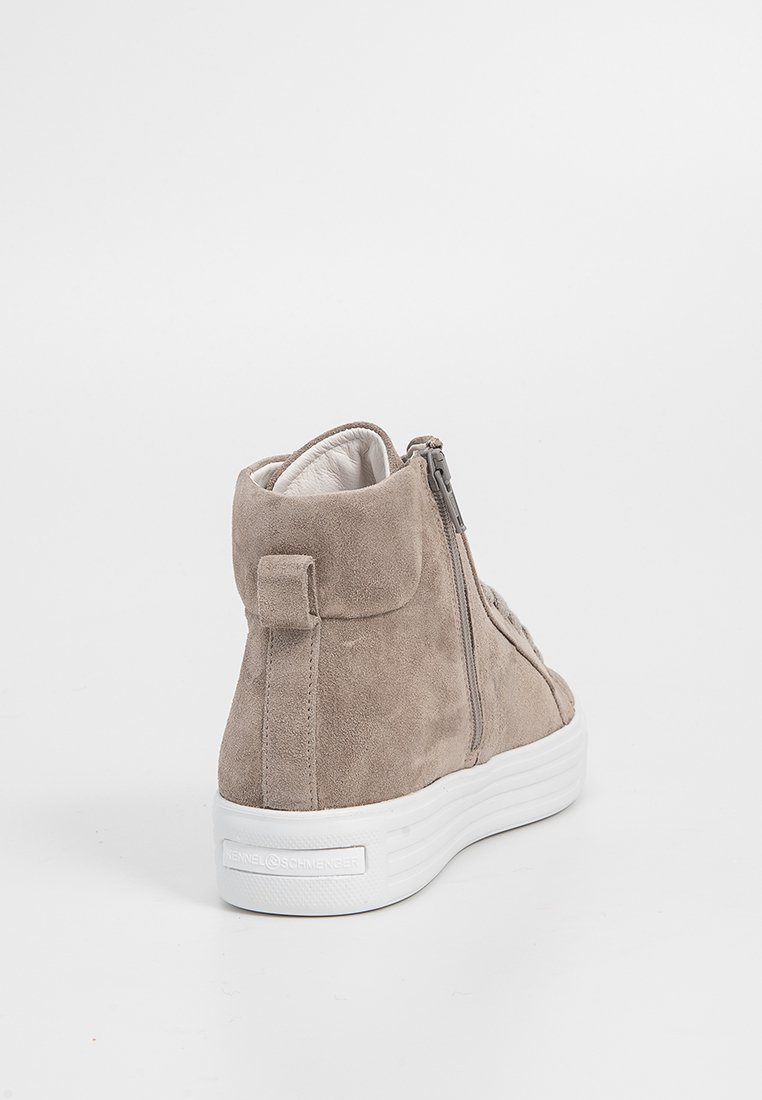 Taupe Wildleder Stiefeletten mit einer weißen Gummisohle, seitlichem Reißverschluss und Textilfutter. Verfügt über eine strukturierte Oberfläche und eine Lasche an der Rückseite.