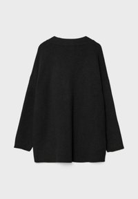 Czarny, oversize sweter z okrągłym dekoltem, opuszczonymi ramionami, ściągaczami przy mankietach i miękką teksturą. Wyświetlony widok z tyłu.