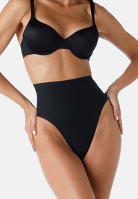 Bikini bottom nero a vita alta con texture liscia e taglio alto sulle gambe. Il design offre una copertura totale con una finitura senza cuciture.