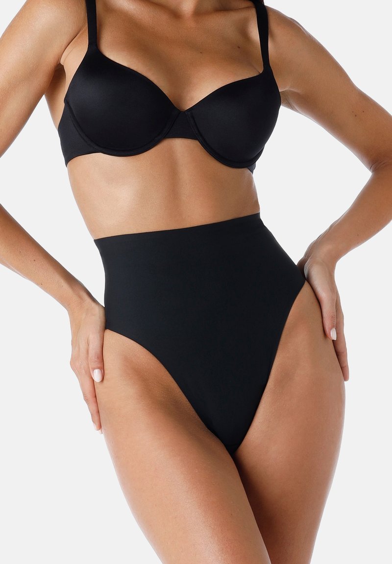 Bikini bottom nero a vita alta con texture liscia e taglio alto sulle gambe. Il design offre una copertura totale con una finitura senza cuciture.