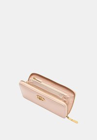Portafoglio in pelle rosa chiaro con zip dorata. L'interno presenta slot per carte e una tasca con zip. Logo impreziosito sulla parte anteriore.