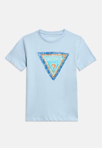 Ανοιχτό μπλε κοντομάνικο μπλουζάκι με πολύχρωμο μπλε και πορτοκαλί τρίγωνο λογότυπο GUESS που περιλαμβάνει ένα ερωτηματικό και κείμενο στο κέντρο.