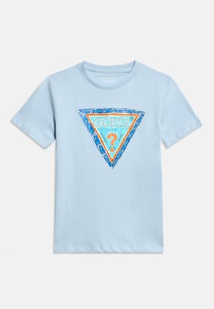 Maglietta a maniche corte azzurro chiaro con un logo triangolare GUESS colorato in blu e arancione, con un punto interrogativo e testo al centro.