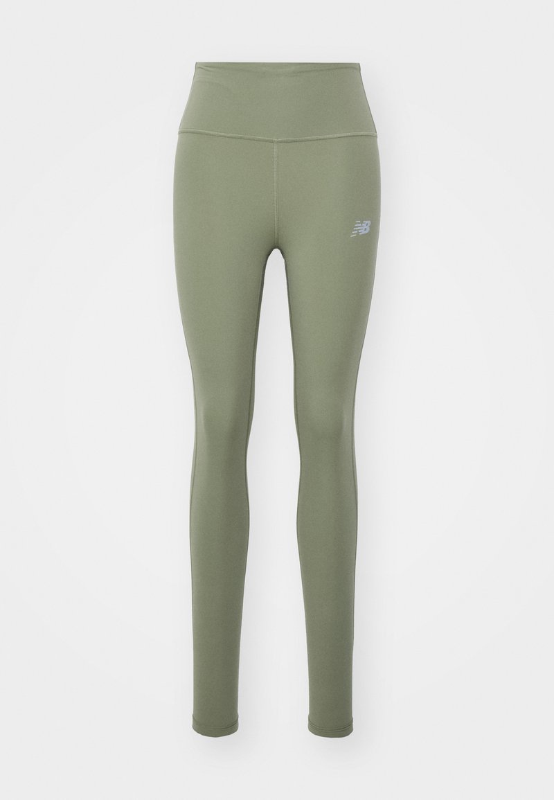 Leggings verdes oliva con una cintura alta, hechos de tela elástica. Presentan un pequeño logo blanco en la cadera y un diseño suave y ajustado.