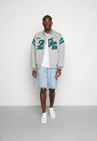 FUBU - VARSITY COLLEGE JACKET UNISEX - Bomber tipa jaka - heather grey/green Miniatūras attēls 1