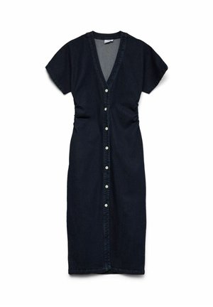 Robe midi noire à manches courtes avec col en V et fermeture à boutons sur le devant, présentant un léger froncis à la taille sur fond blanc.