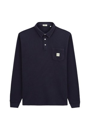 Polo à manches longues marine en tissu texturé, avec un col, trois boutons et une petite poche à rabat avec un logo.