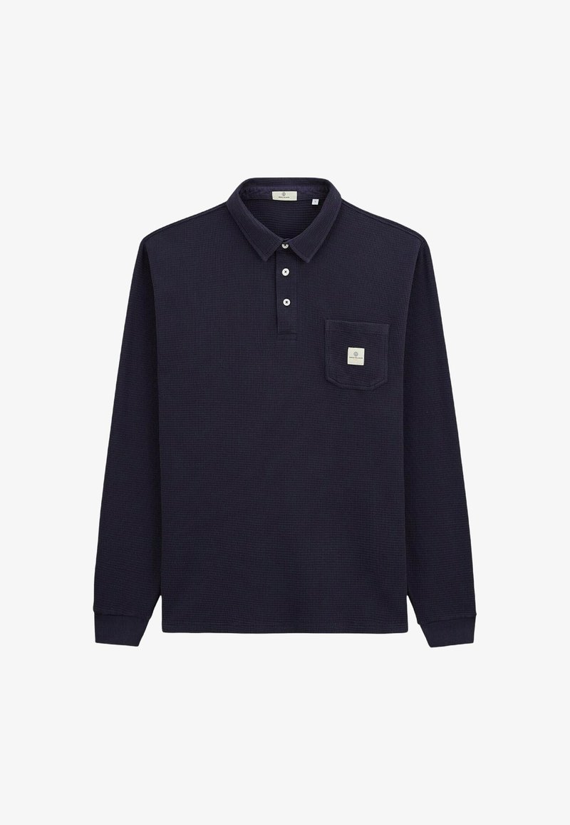 Polo à manches longues marine en tissu texturé, avec un col, trois boutons et une petite poche à rabat avec un logo.