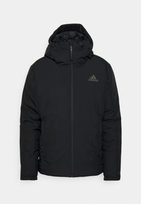 Svart isolerad jacka med huva, med hel dragkedja, quiltad struktur och Adidas-logga i mörkgrått på övre vänstra sidan.