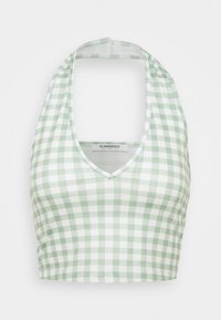 Top cropped emacado verde e branco com decote em V e alças de halter, feito de tecido suave com uma textura lisa.