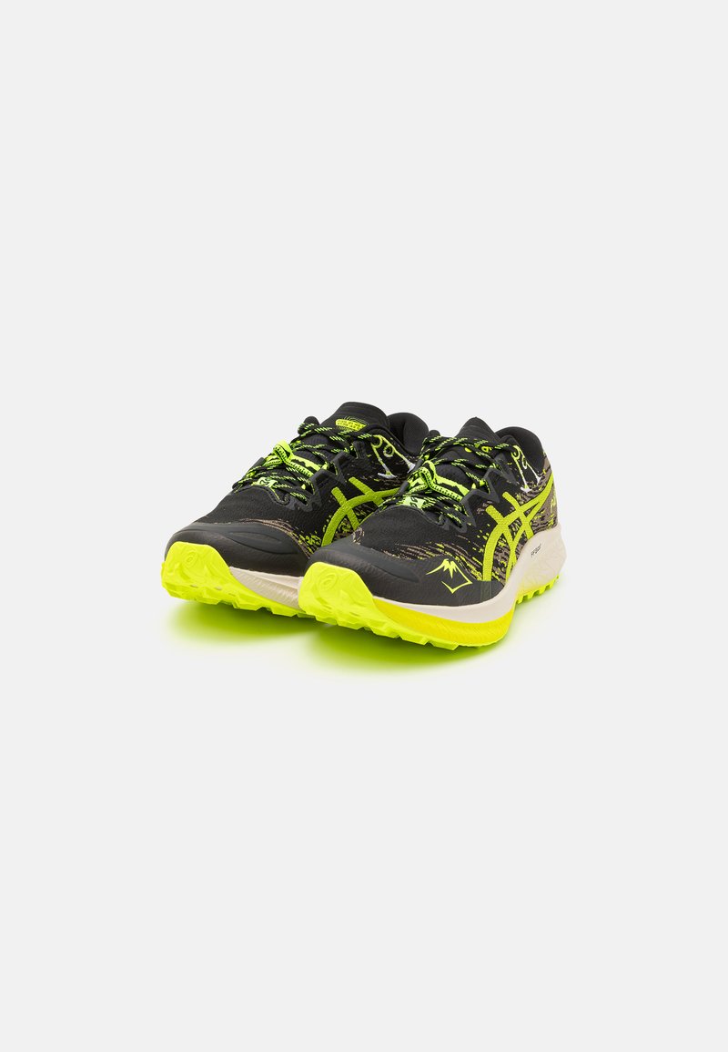 Schwarze und neongrüne Trailrunning-Schuhe mit strukturiertem Obermaterial, kontrastierenden Schnürsenkeln und einer dicken, robusten Sohle für verbesserten Grip und Unterstützung.