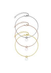 Set di tre braccialetti in catena in argento, oro rosa e oro. Ognuno presenta un piccolo pendente con una goccia di perla, evidenziando un design delicato.