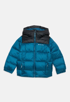 Veste matelassée bleue et noire avec capuche, fermeture éclair frontale, poches latérales et logo Columbia sur la poitrine.