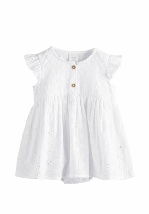 Witte katoenen babyjurk met opengewerkt detail, korte gerimpelde mouwen en twee houten knopen aan de voorkant. Voorzien van een geplooide rok en drukknoopsluiting.