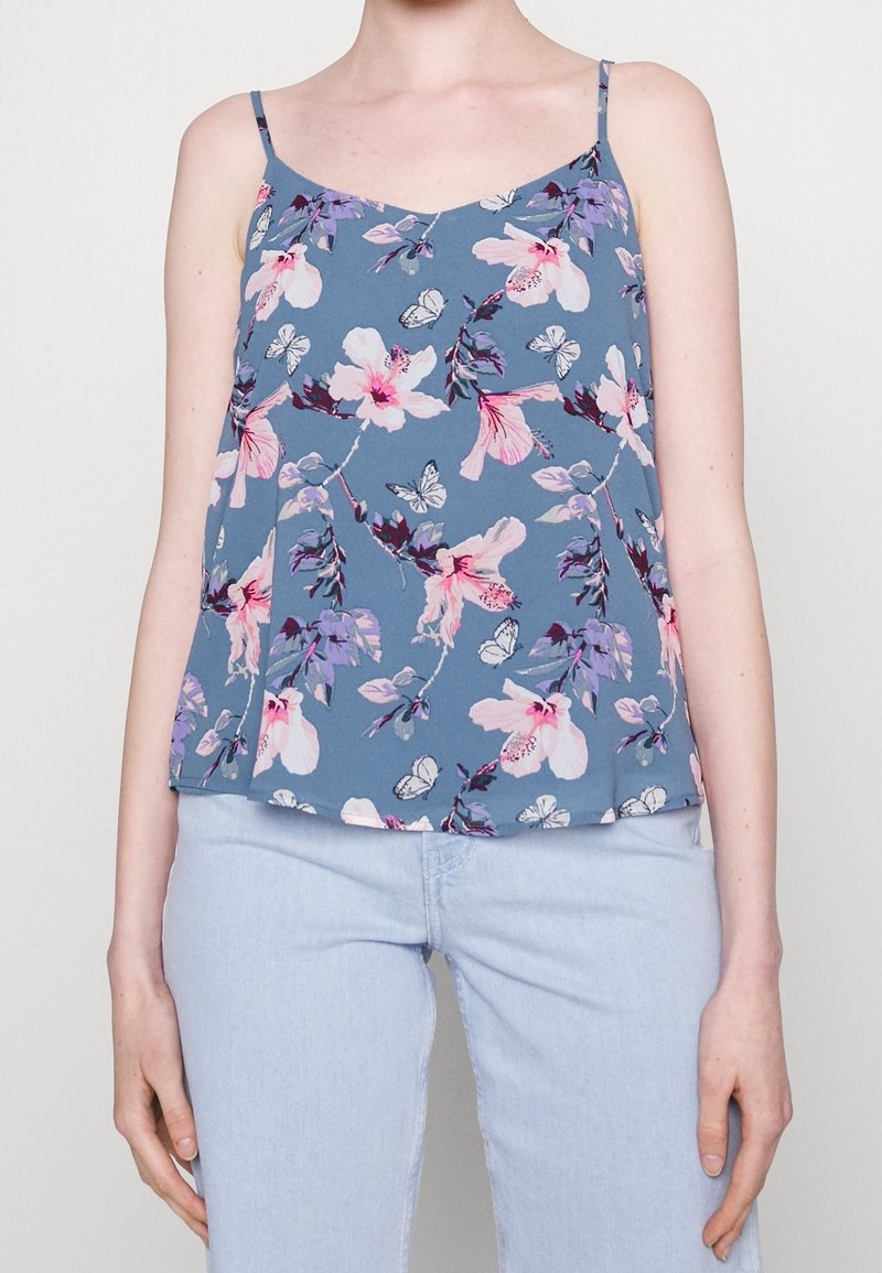 Camisole floral bleue avec des fleurs roses et violettes ainsi que des impressions de papillons. Fabriquée en matériau léger, elle possède des bretelles fines et réglables, et une coupe décontractée.