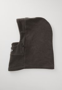 Fleece balaclava v tmavosivej farbe s priliehajúcou kapucňou, ktorá má nastaviteľnú šnúrku a bočnú vrecko. Mäkká textúra, bezšvový dizajn.